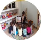 Atelier del nido con libri e giochi colorati